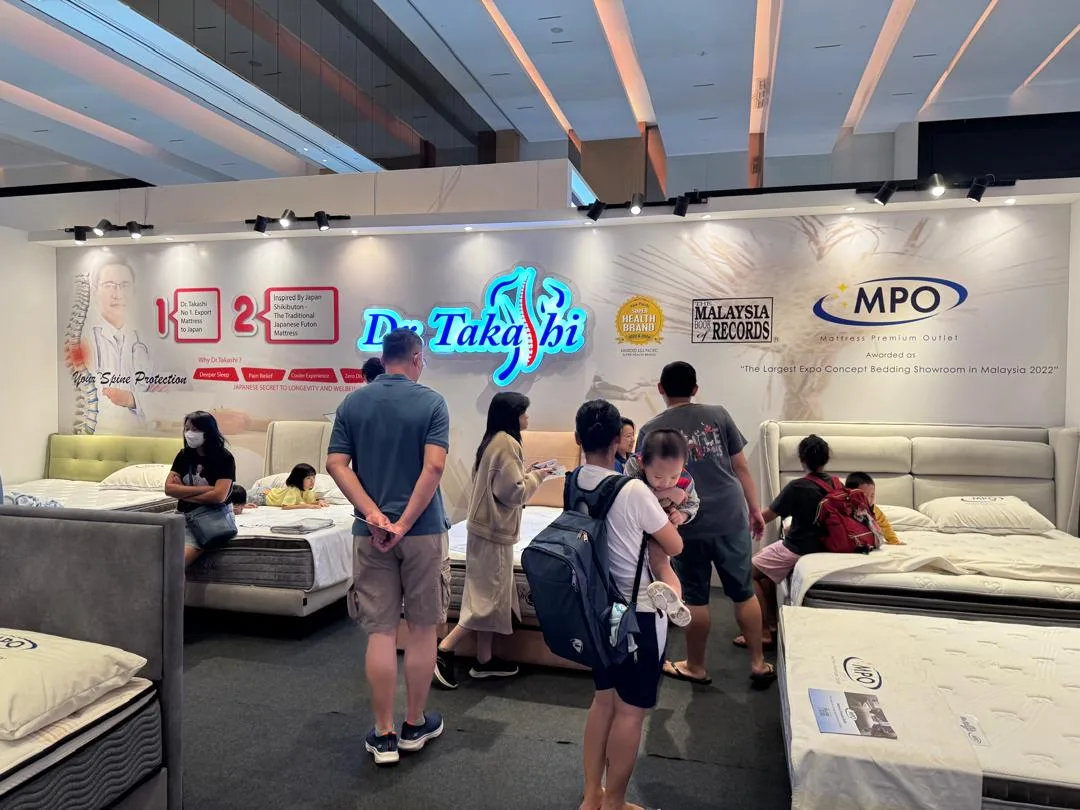 Families discovering Dr. Takashi mattresses at an exhibition event.